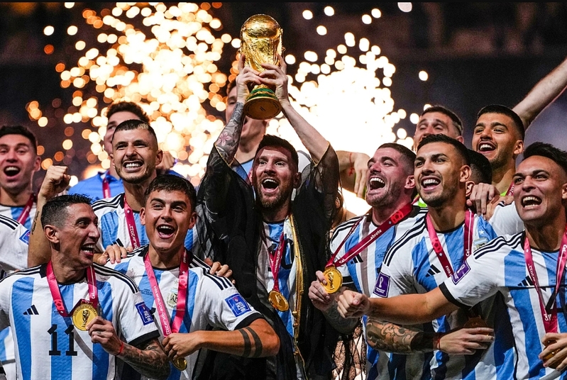 Messi là đội trưởng và biểu tượng của đội tuyển Argentina, giành World Cup 2022. 