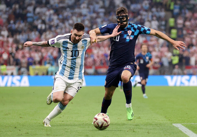 Messi có thể chơi tiền đạo, hộ công hoặc tiền vệ tấn công, linh hoạt tùy đội hình. 