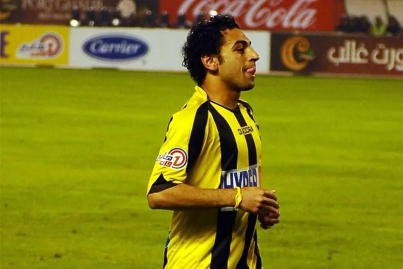 Mohamed Salah bắt đầu sự nghiệp chuyên nghiệp tại Al Mokawloon, nơi tốc độ và lối chơi trực diện của anh sớm được chú ý.
