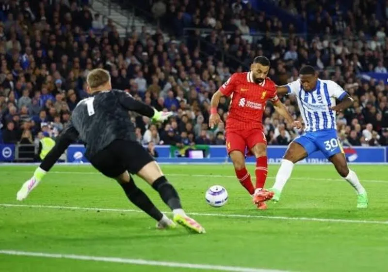 Phong cách của cầu thủ Mohamed Salah nổi bật với những pha xuất phát từ cánh phải, cắt vào trung lộ và dứt điểm bằng chân trái.