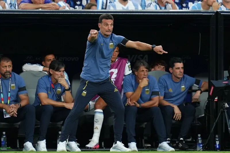Lionel Scaloni từ cựu cầu thủ trở thành huấn luyện viên trưởng thành công của đội tuyển Argentina.