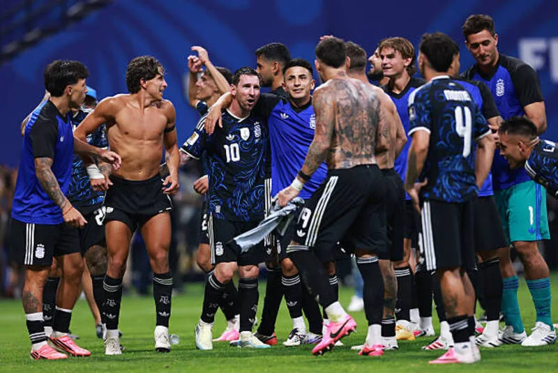 Scaloni tái thiết Argentina bằng chiến thuật linh hoạt, đội hình cân bằng và tinh thần tập thể.