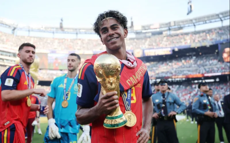 Lamine Yamal ăn mừng chức vô địch World Cup 2026 sau chiến thắng của Tây Ban Nha trước Argentina.