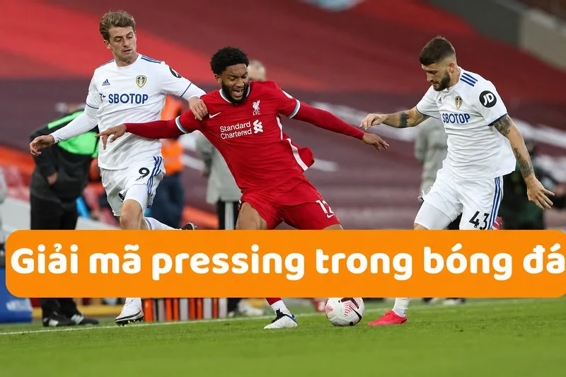 Pressing được thể hiện qua cách các cầu thủ đồng loạt áp sát, thu hẹp không gian và gây sức ép lên người giữ bóng.