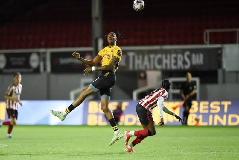 Hudlin từng trải qua nhiều đội bóng như Solihull Moors, Huddersfield Town, Newport County và Nam Định.