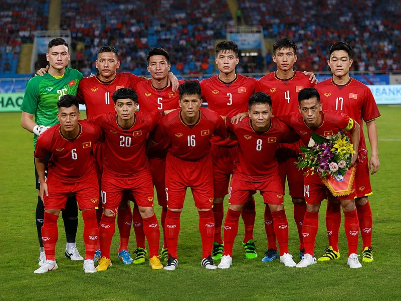 1 đội bóng đá có bao nhiêu người? Trong bóng đá sân 11, mỗi đội có tối đa 11 cầu thủ trên sân, bao gồm 1 thủ môn.