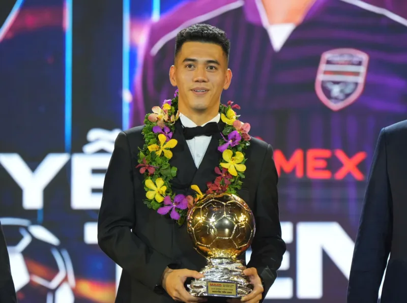 Cầu thủ Tiến Linh nhận Quả bóng Vàng Việt Nam 2024, đánh dấu một cột mốc đáng nhớ trong sự nghiệp.