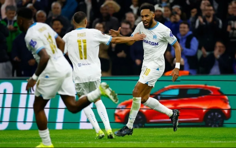 Aubameyang nổi bật bằng tốc độ, trong khi Diego Forlán ghi dấu ấn bằng kinh nghiệm và khả năng dứt điểm quyết đoán.