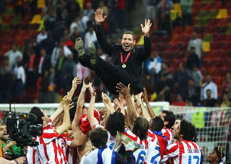 Diego Simeone giúp Atlético Madrid thành công bằng hệ thống phòng ngự kỷ luật và tinh thần thi đấu mạnh mẽ.