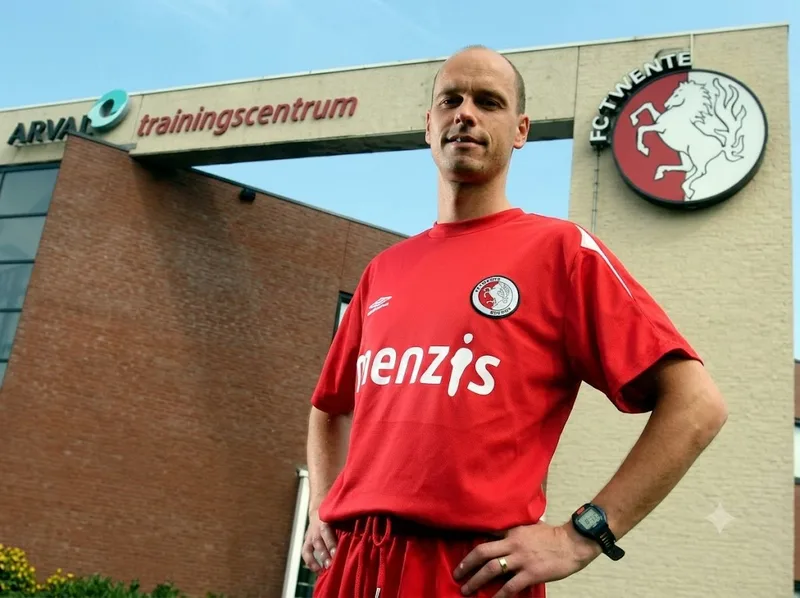 Erik Ten Hag sinh năm 1970 tại Hà Lan và bắt đầu sự nghiệp ở FC Twente