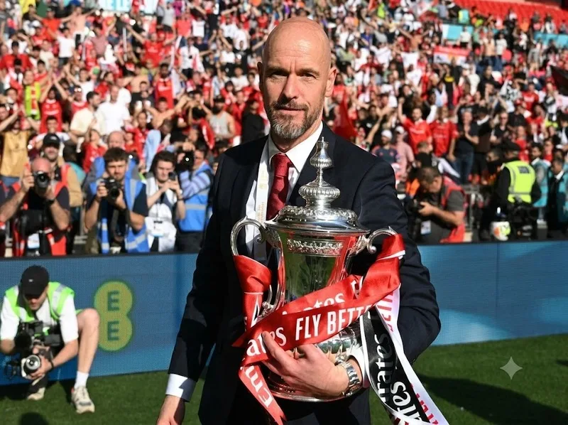 Erik Ten Hag giành League Cup và FA Cup khi dẫn dắt Manchester United
